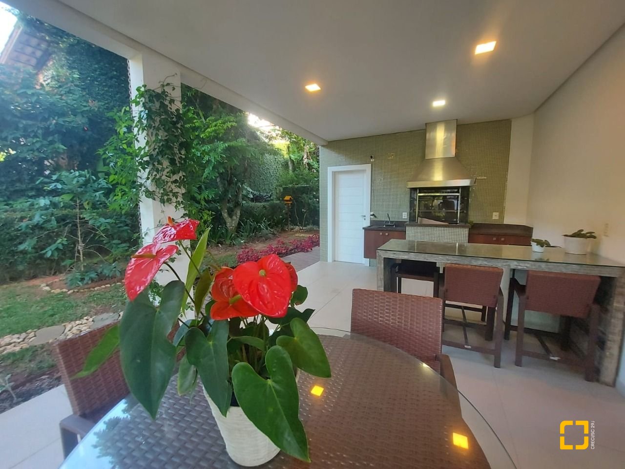 Casa com 475m², 14 quartos (sendo 7 suítes), 8 garagens, no bairro Canasvieiras em Florianópolis