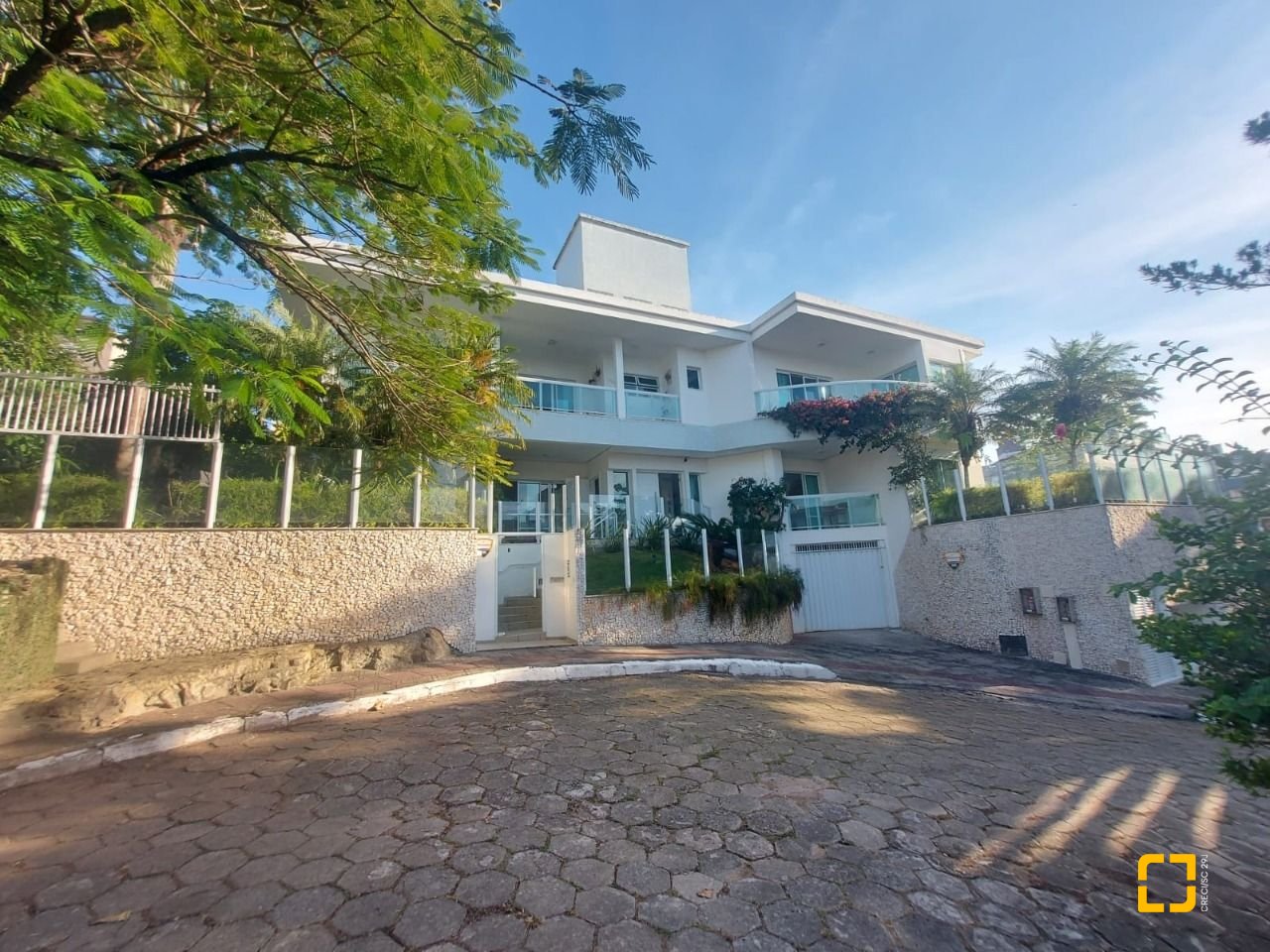 Casa com 475m², 7 quartos (sendo 7 suítes), 8 garagens, no bairro Canasvieiras em Florianópolis