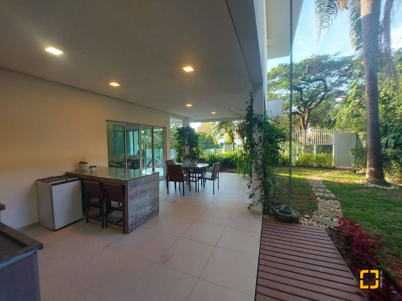 Casa com 475m², 7 quartos (sendo 7 suítes), 8 garagens, no bairro Canasvieiras em Florianópolis