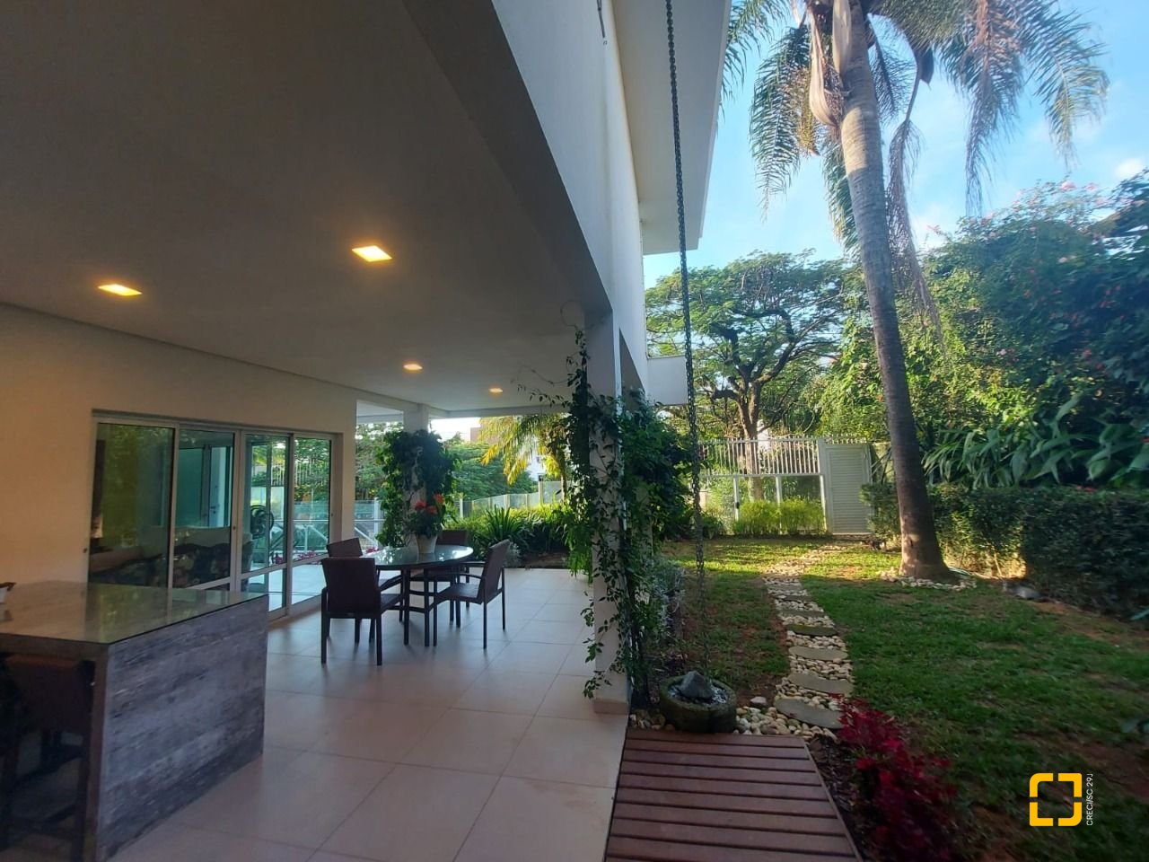 Casa com 475m², 7 quartos (sendo 7 suítes), 8 garagens, no bairro Canasvieiras em Florianópolis