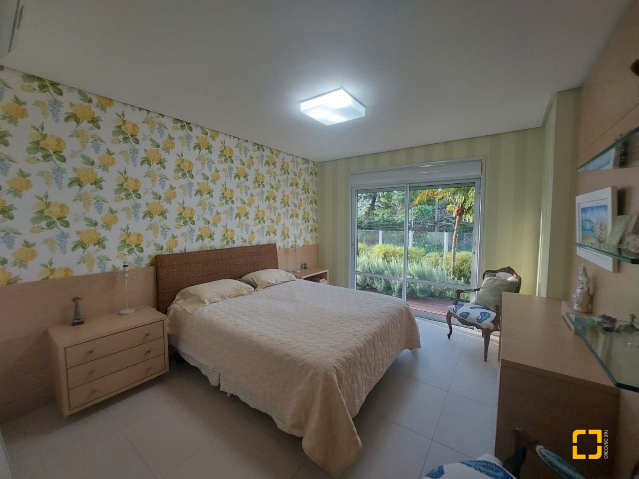 Casa com 475m², 7 quartos (sendo 7 suítes), 8 garagens, no bairro Canasvieiras em Florianópolis