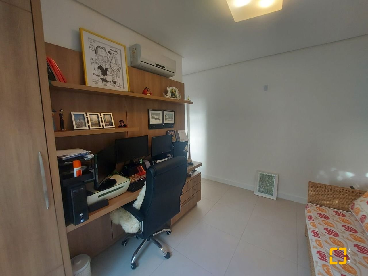 Casa com 475m², 7 quartos (sendo 7 suítes), 8 garagens, no bairro Canasvieiras em Florianópolis