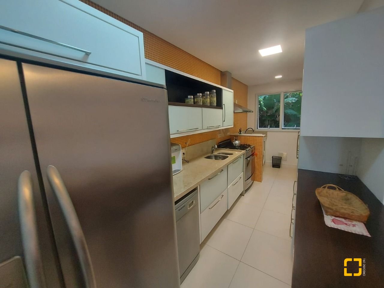 Casa com 475m², 7 quartos (sendo 7 suítes), 8 garagens, no bairro Canasvieiras em Florianópolis