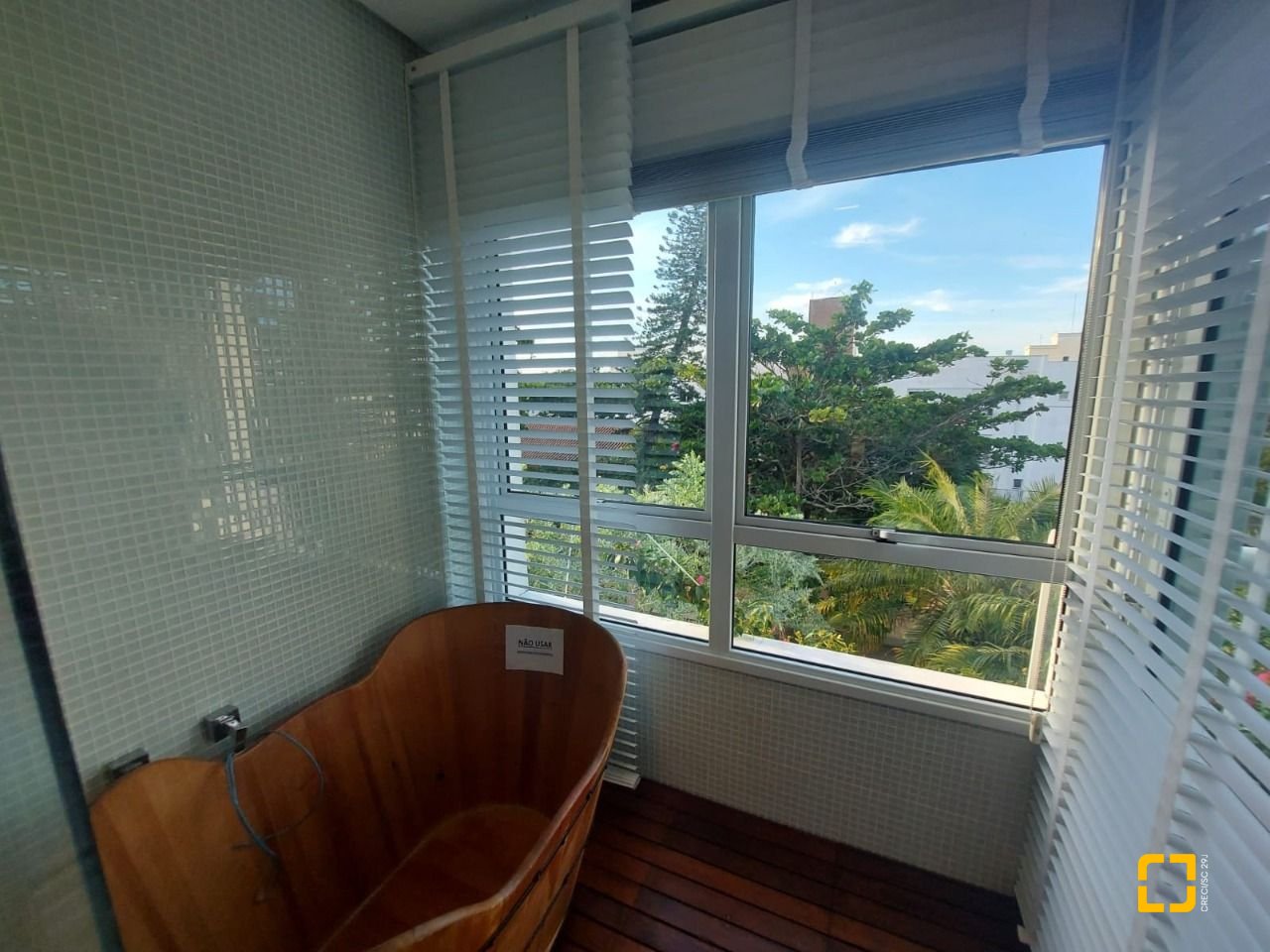 Casa com 475m², 7 quartos (sendo 7 suítes), 8 garagens, no bairro Canasvieiras em Florianópolis