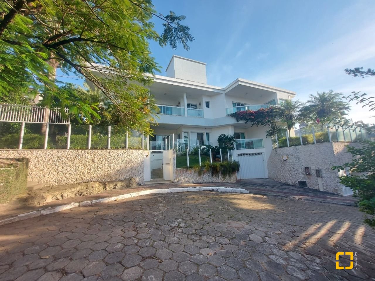 Casa com 475m², 14 quartos (sendo 7 suítes), 8 garagens, no bairro Canasvieiras em Florianópolis