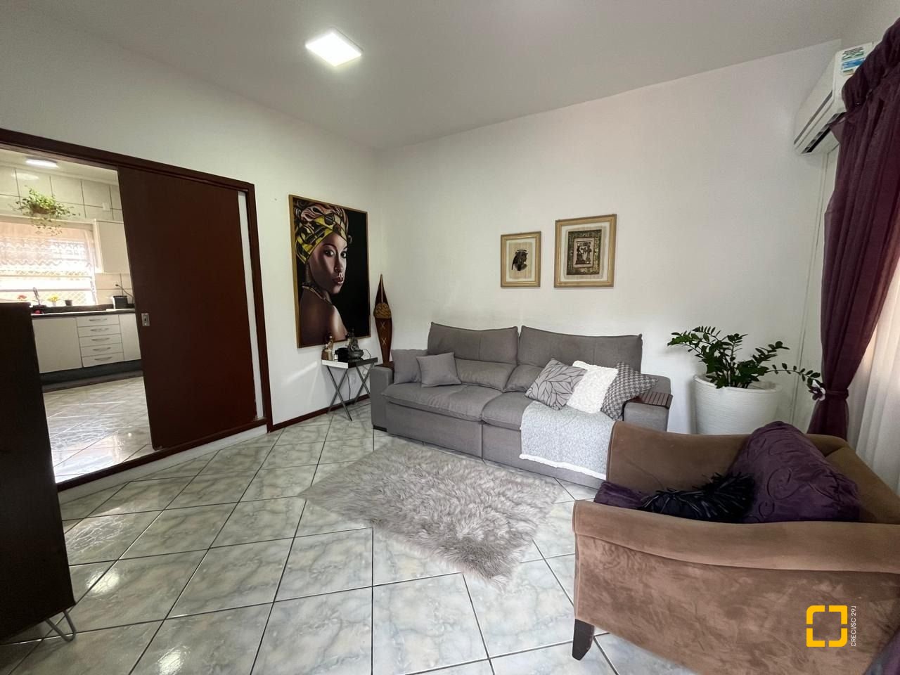 Casa com 239m², 4 quartos (sendo 1 suíte), 4 garagens, no bairro Barreiros em São José