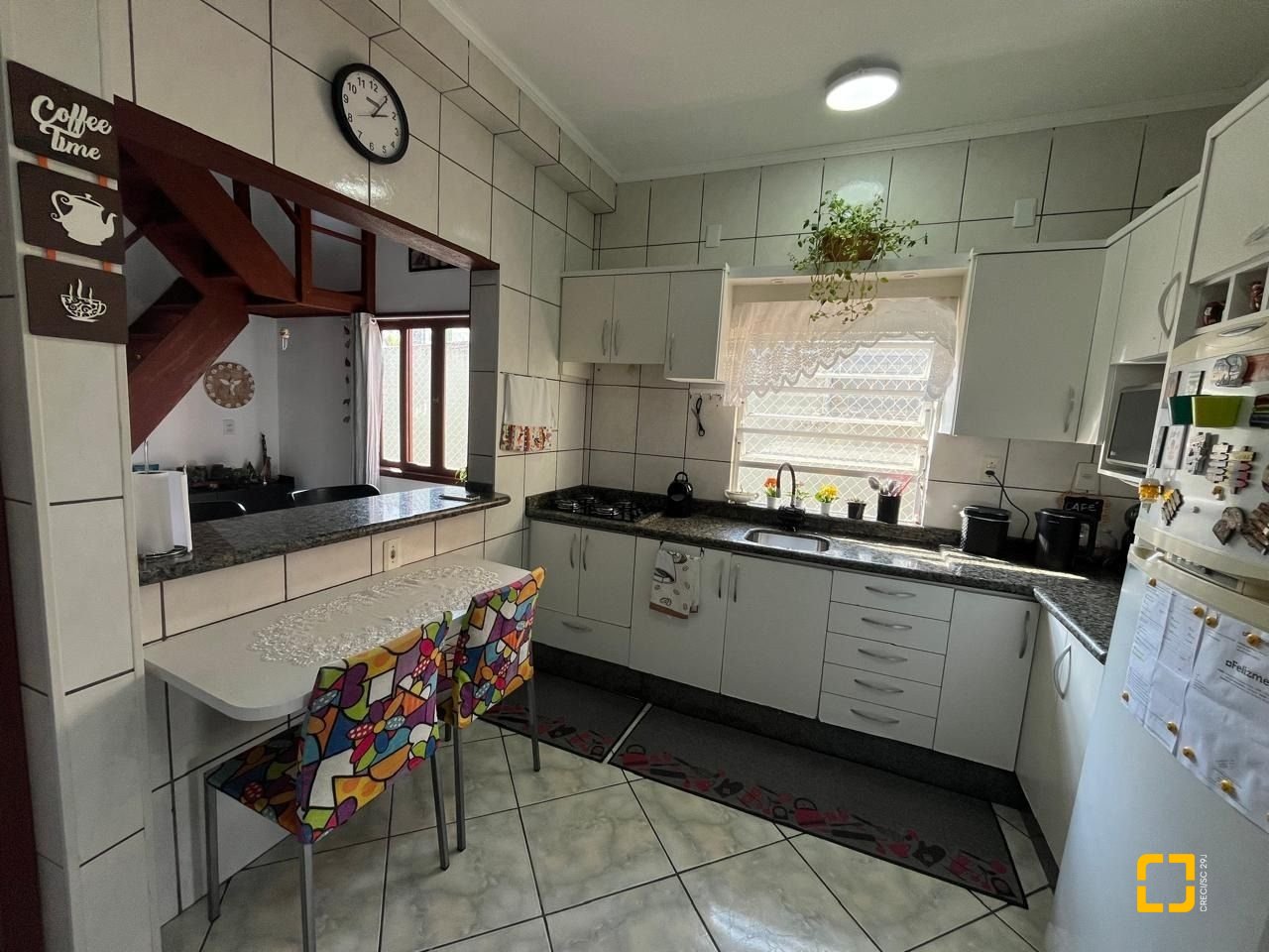 Casa com 239m², 4 quartos (sendo 1 suíte), 4 garagens, no bairro Barreiros em São José