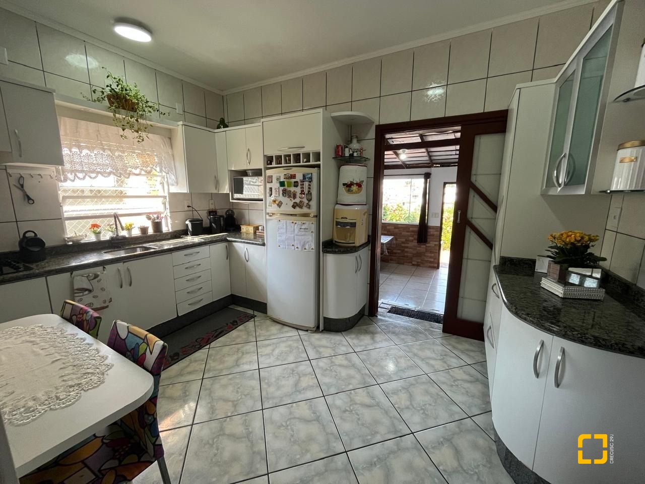 Casa com 239m², 4 quartos (sendo 1 suíte), 4 garagens, no bairro Barreiros em São José
