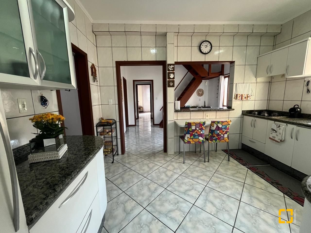 Casa com 239m², 4 quartos (sendo 1 suíte), 4 garagens, no bairro Barreiros em São José