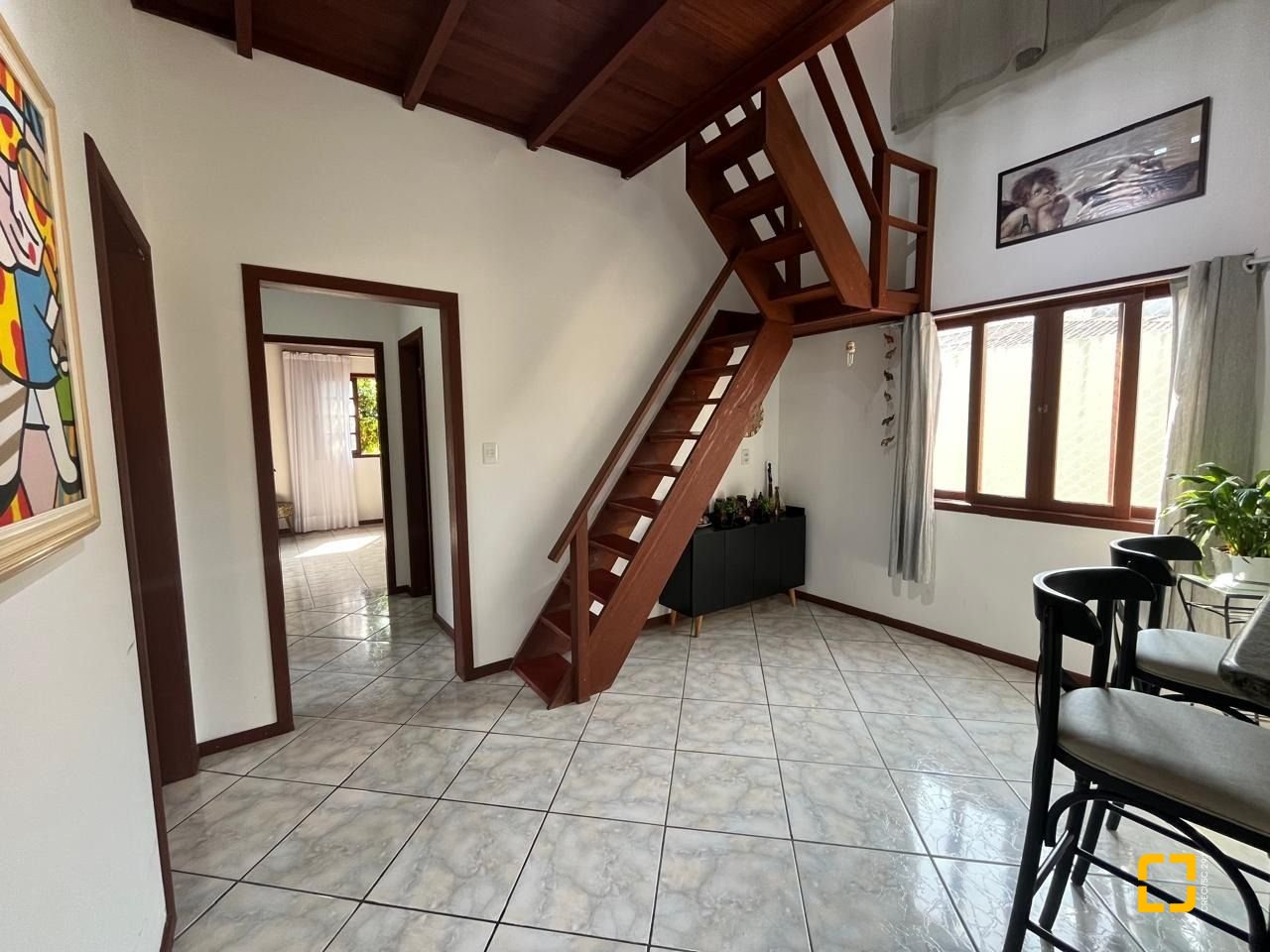 Casa com 239m², 4 quartos (sendo 1 suíte), 4 garagens, no bairro Barreiros em São José