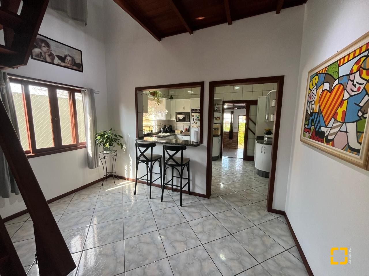 Casa com 239m², 4 quartos (sendo 1 suíte), 4 garagens, no bairro Barreiros em São José