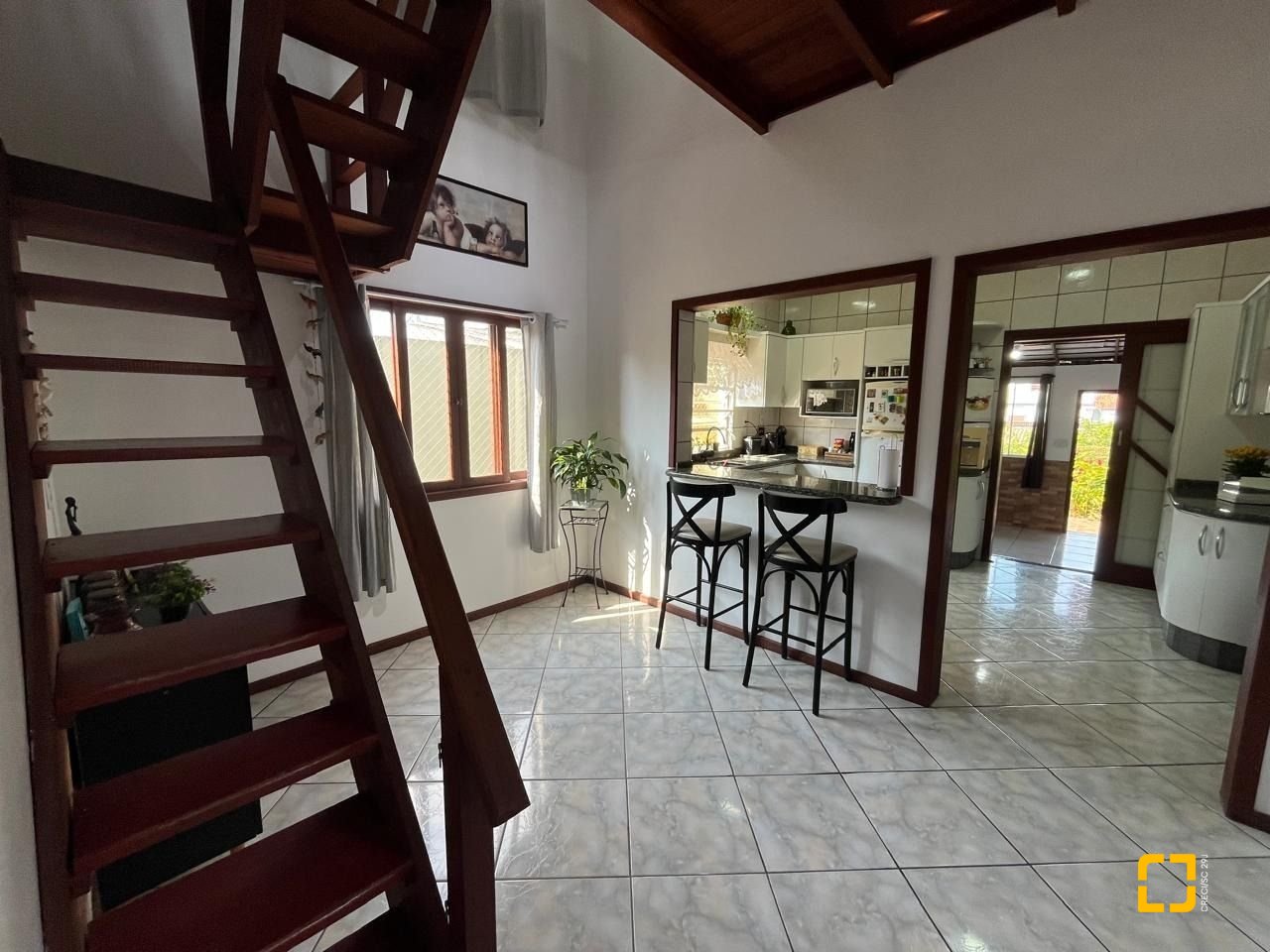 Casa com 239m², 4 quartos (sendo 1 suíte), 4 garagens, no bairro Barreiros em São José