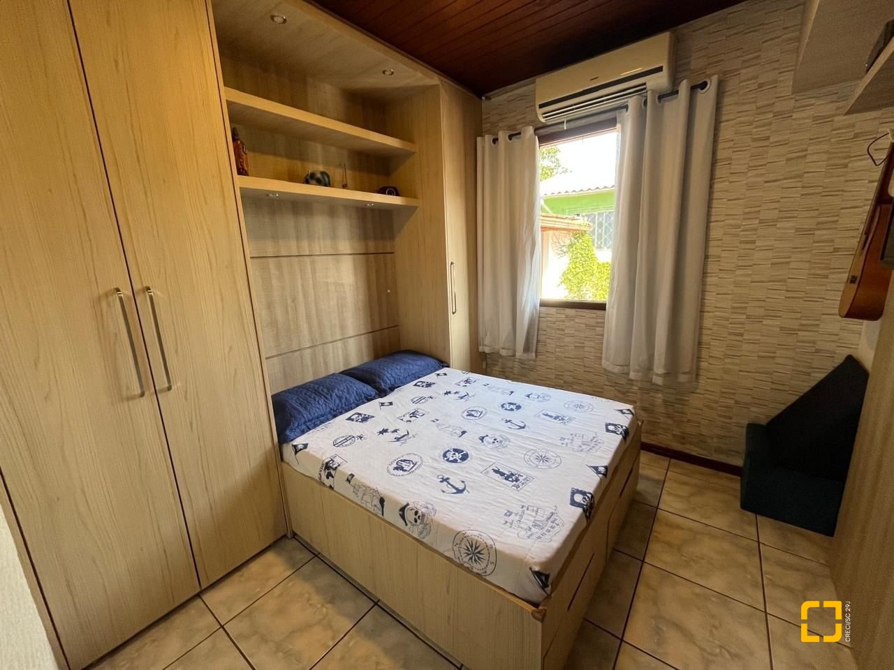 Casa com 239m², 4 quartos (sendo 1 suíte), 4 garagens, no bairro Barreiros em São José