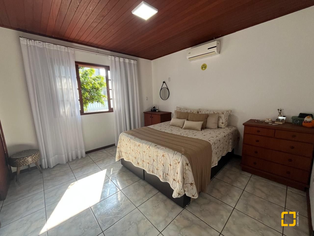 Casa com 239m², 4 quartos (sendo 1 suíte), 4 garagens, no bairro Barreiros em São José