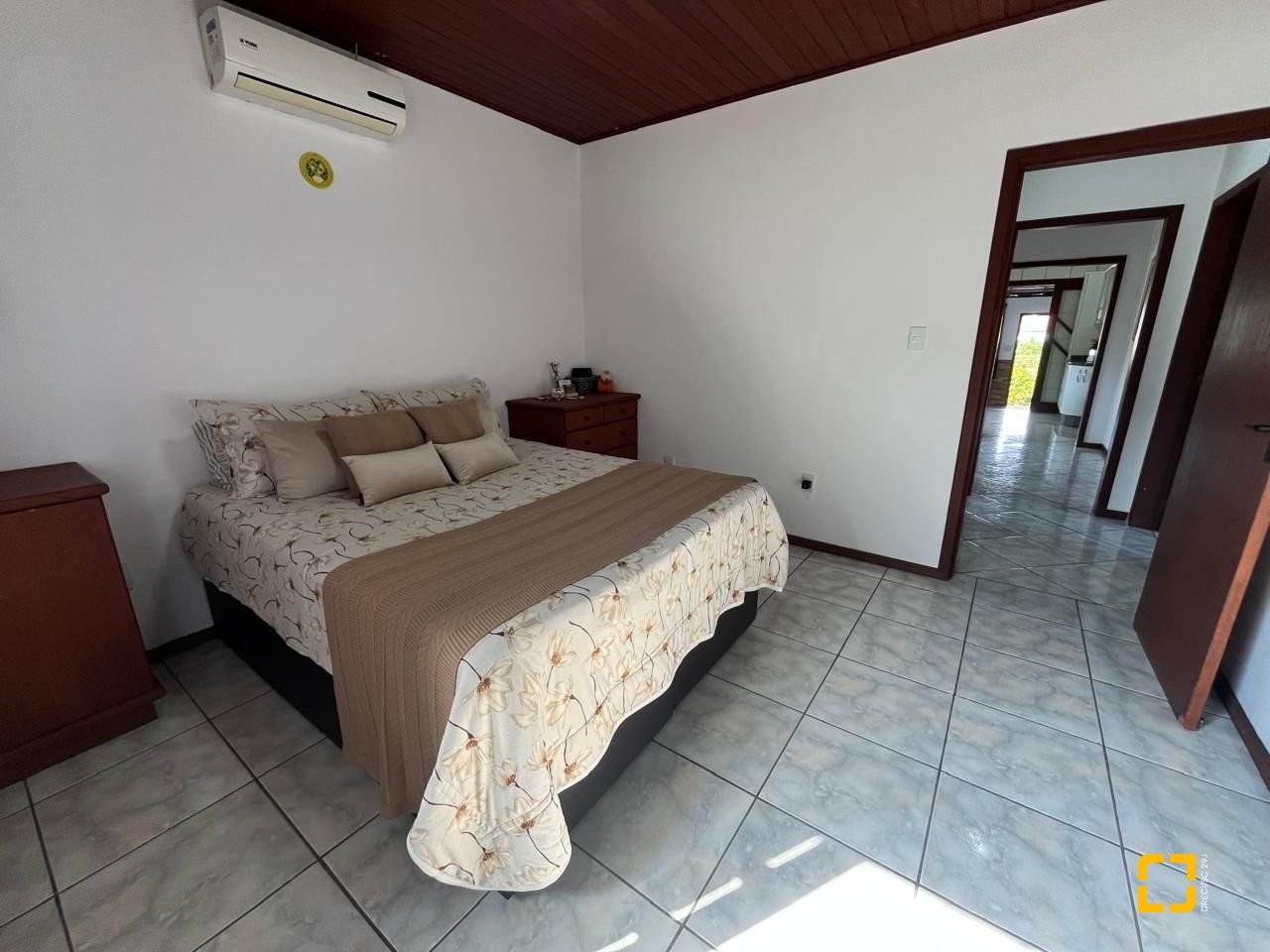 Casa com 239m², 4 quartos (sendo 1 suíte), 4 garagens, no bairro Barreiros em São José