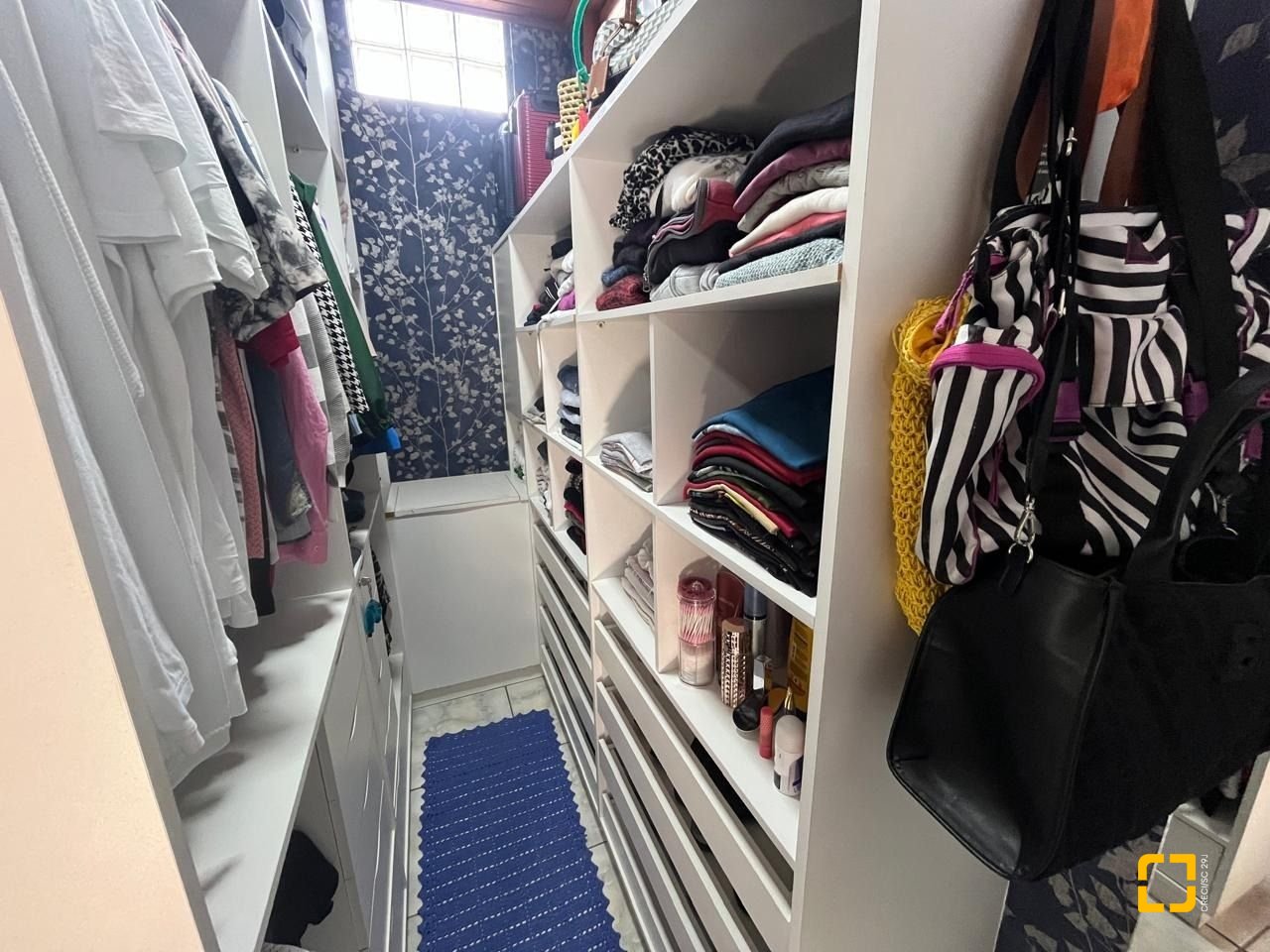 Casa com 239m², 4 quartos (sendo 1 suíte), 4 garagens, no bairro Barreiros em São José