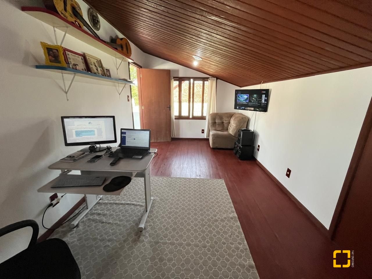 Casa com 239m², 4 quartos (sendo 1 suíte), 4 garagens, no bairro Barreiros em São José