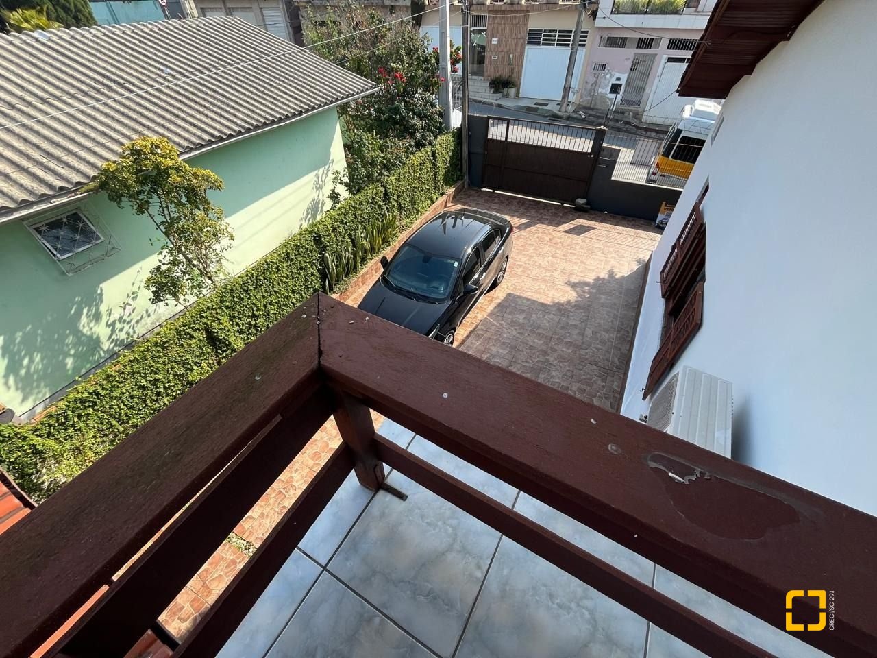 Casa com 239m², 4 quartos (sendo 1 suíte), 4 garagens, no bairro Barreiros em São José