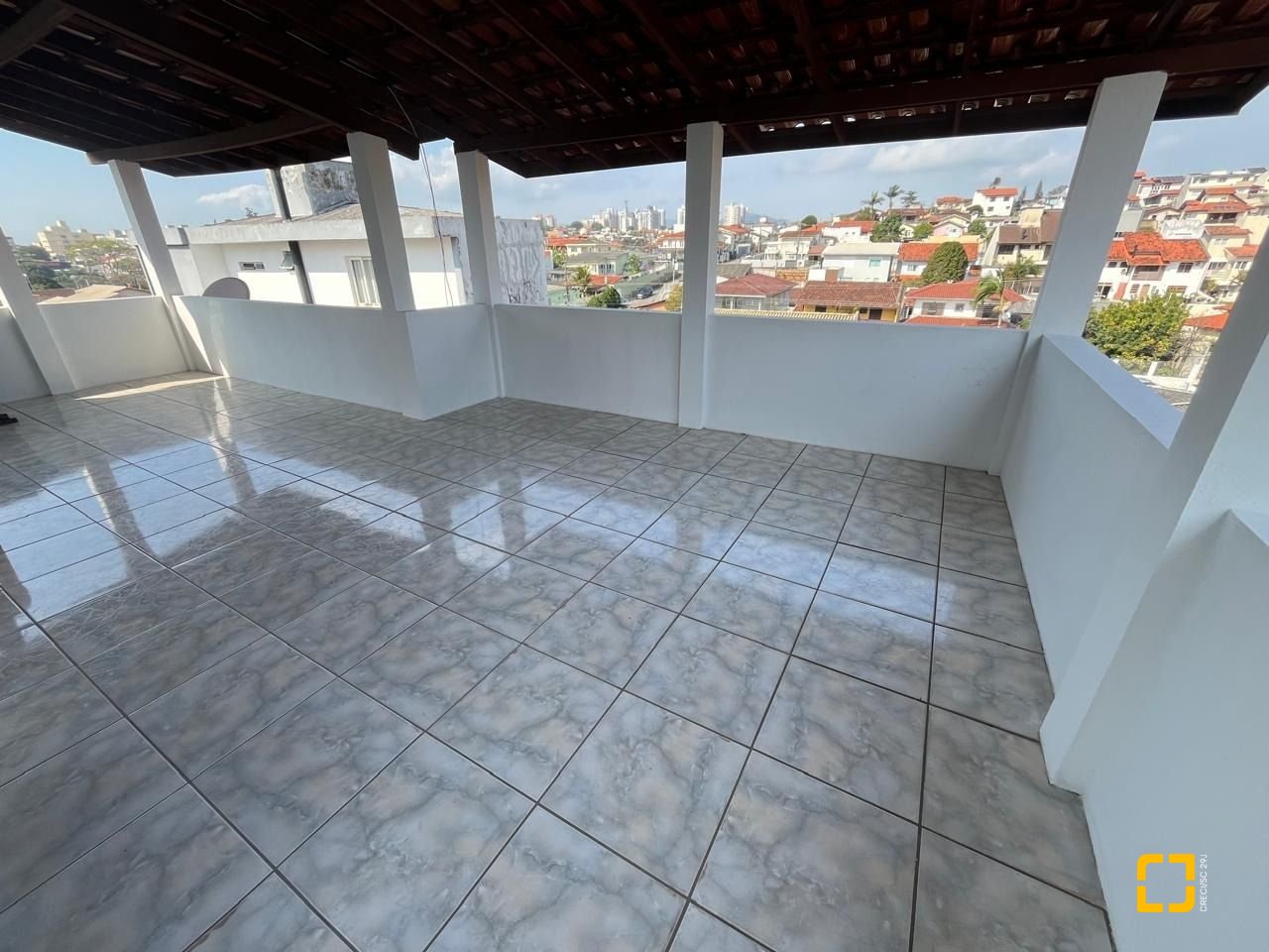 Casa com 239m², 4 quartos (sendo 1 suíte), 4 garagens, no bairro Barreiros em São José