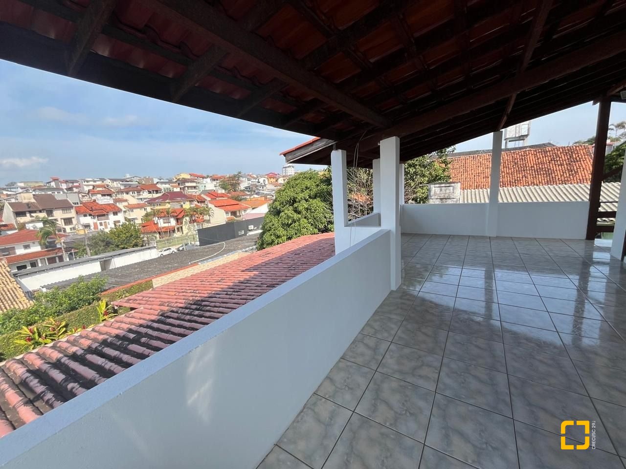 Casa com 239m², 4 quartos (sendo 1 suíte), 4 garagens, no bairro Barreiros em São José