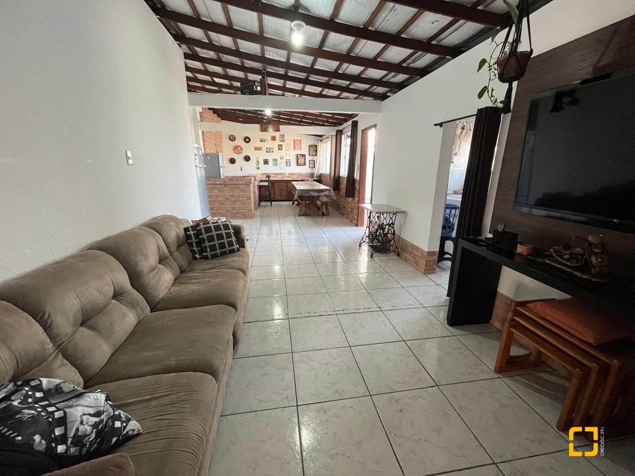 Casa com 239m², 4 quartos (sendo 1 suíte), 4 garagens, no bairro Barreiros em São José