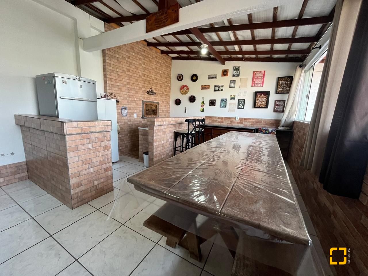 Casa com 239m², 4 quartos (sendo 1 suíte), 4 garagens, no bairro Barreiros em São José