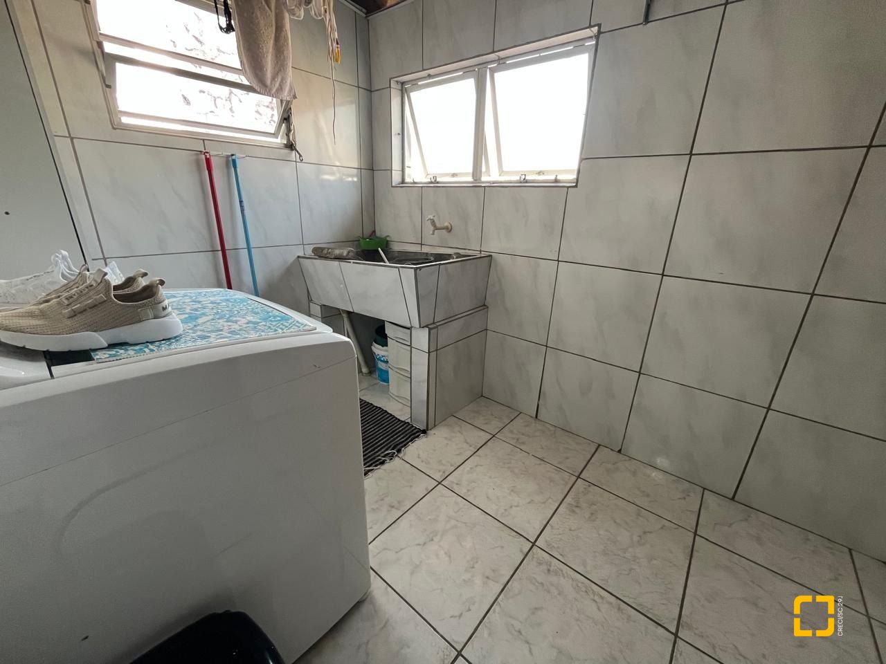 Casa com 239m², 4 quartos (sendo 1 suíte), 4 garagens, no bairro Barreiros em São José