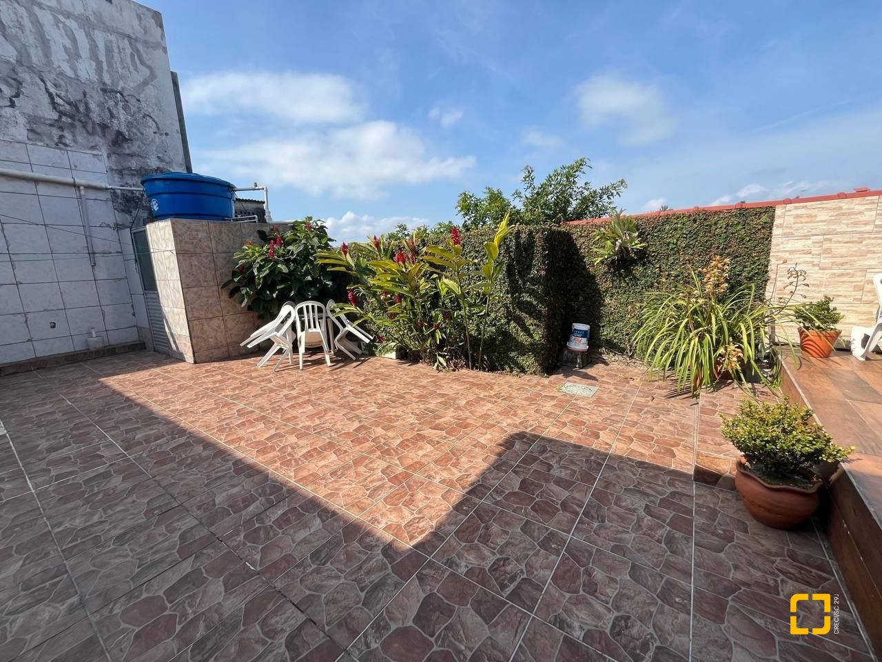 Casa com 239m², 4 quartos (sendo 1 suíte), 4 garagens, no bairro Barreiros em São José