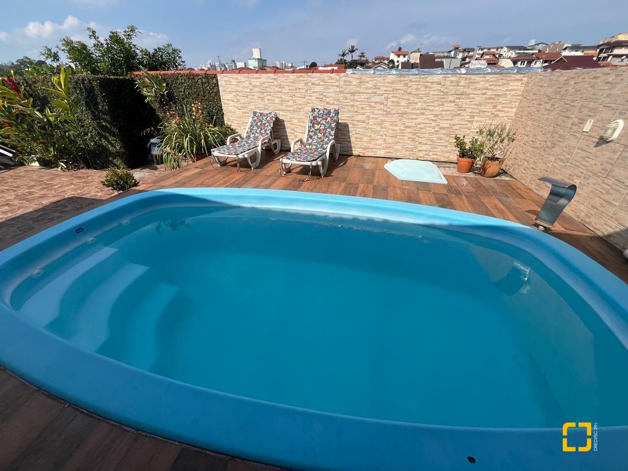 Casa com 239m², 4 quartos (sendo 1 suíte), 4 garagens, no bairro Barreiros em São José