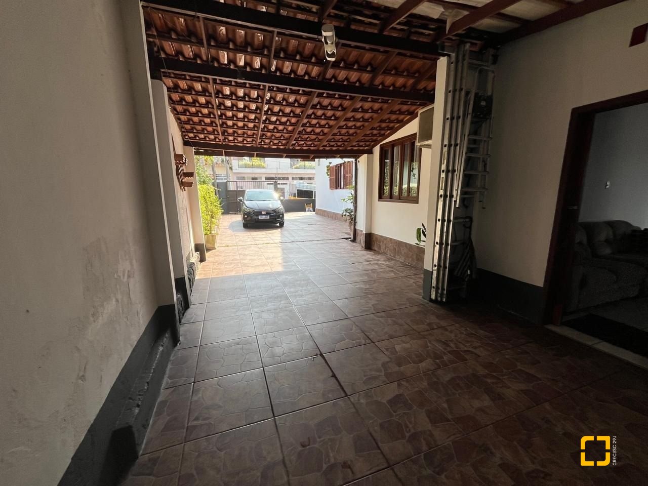 Casa com 239m², 4 quartos (sendo 1 suíte), 4 garagens, no bairro Barreiros em São José