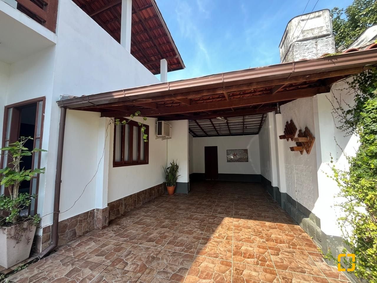 Casa com 239m², 4 quartos (sendo 1 suíte), 4 garagens, no bairro Barreiros em São José