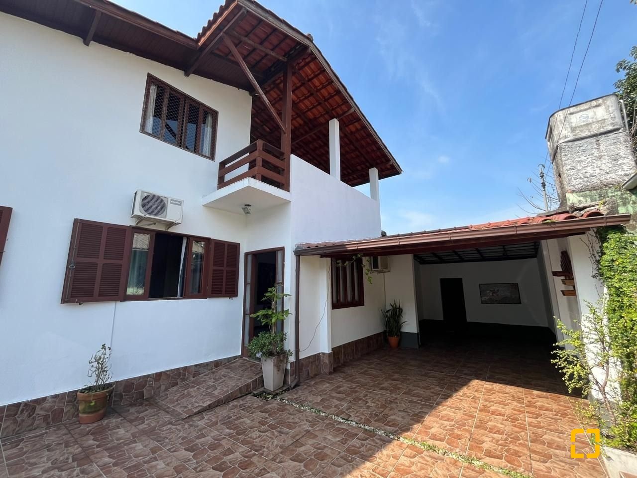 Casa com 239m², 4 quartos (sendo 1 suíte), 4 garagens, no bairro Barreiros em São José