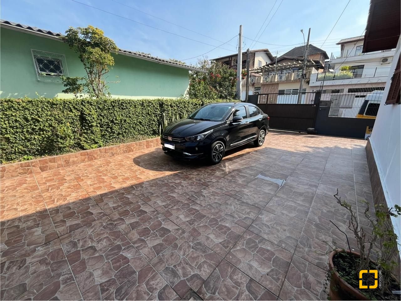 Casa com 239m², 4 quartos (sendo 1 suíte), 4 garagens, no bairro Barreiros em São José