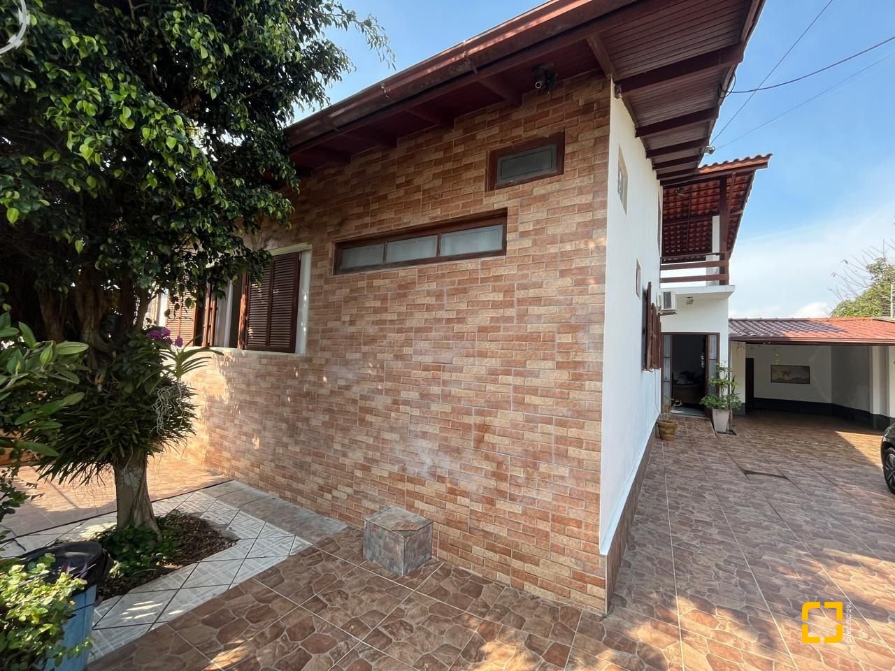 Casa com 239m², 4 quartos (sendo 1 suíte), 4 garagens, no bairro Barreiros em São José