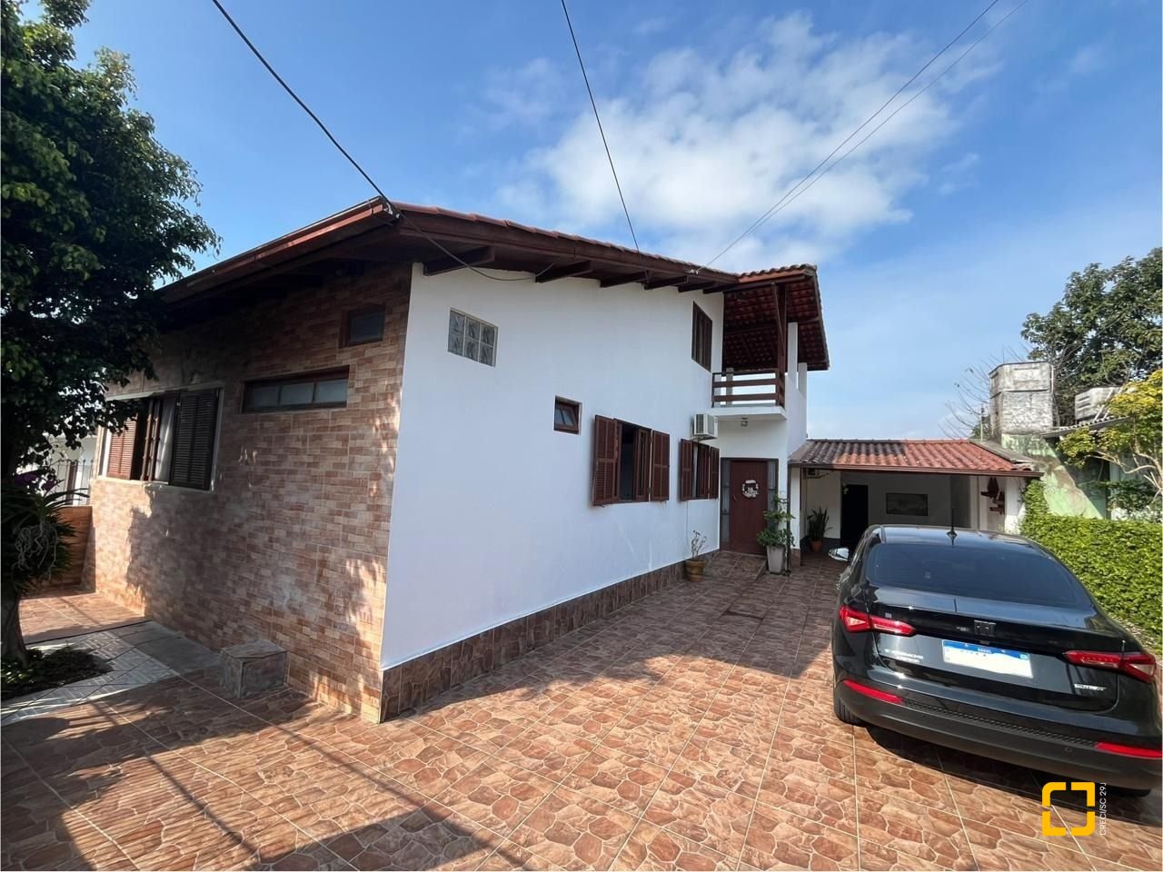 Casa com 239m², 4 quartos (sendo 1 suíte), 4 garagens, no bairro Barreiros em São José