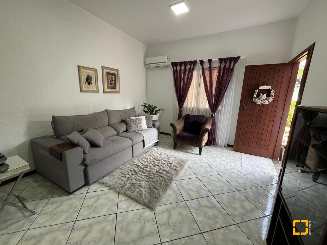 Casa com 239m², 4 quartos (sendo 1 suíte), 4 garagens, no bairro Barreiros em São José