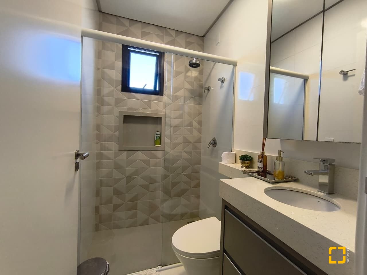 Casa com 200m², 6 quartos (sendo 3 suítes), 2 garagens, no bairro Cachoeira do Bom Jesus em Florianópolis