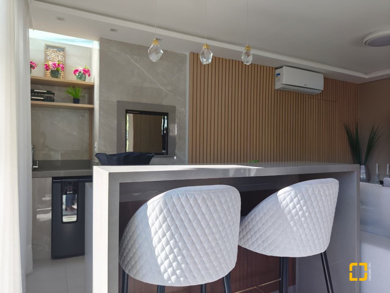 Casa com 200m², 6 quartos (sendo 3 suítes), 2 garagens, no bairro Cachoeira do Bom Jesus em Florianópolis