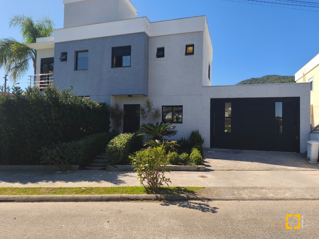 Casa com 200m², 6 quartos (sendo 3 suítes), 2 garagens, no bairro Cachoeira do Bom Jesus em Florianópolis