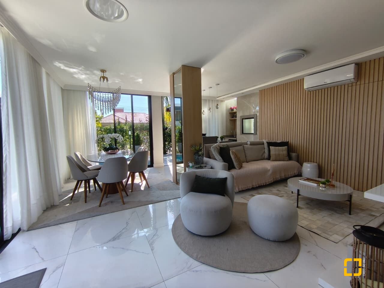 Casa com 200m², 6 quartos (sendo 3 suítes), 2 garagens, no bairro Cachoeira do Bom Jesus em Florianópolis