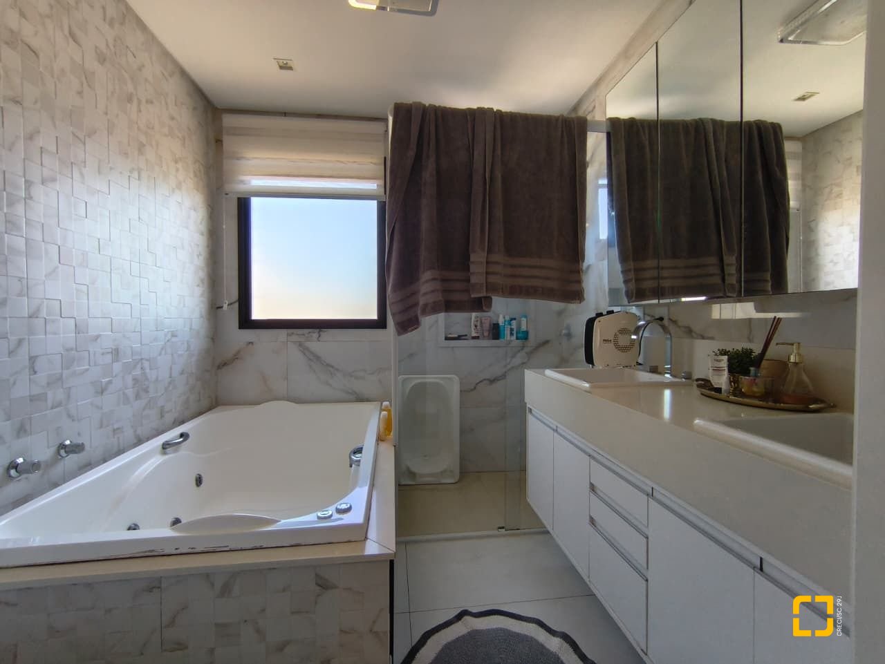 Casa com 200m², 6 quartos (sendo 3 suítes), 2 garagens, no bairro Cachoeira do Bom Jesus em Florianópolis