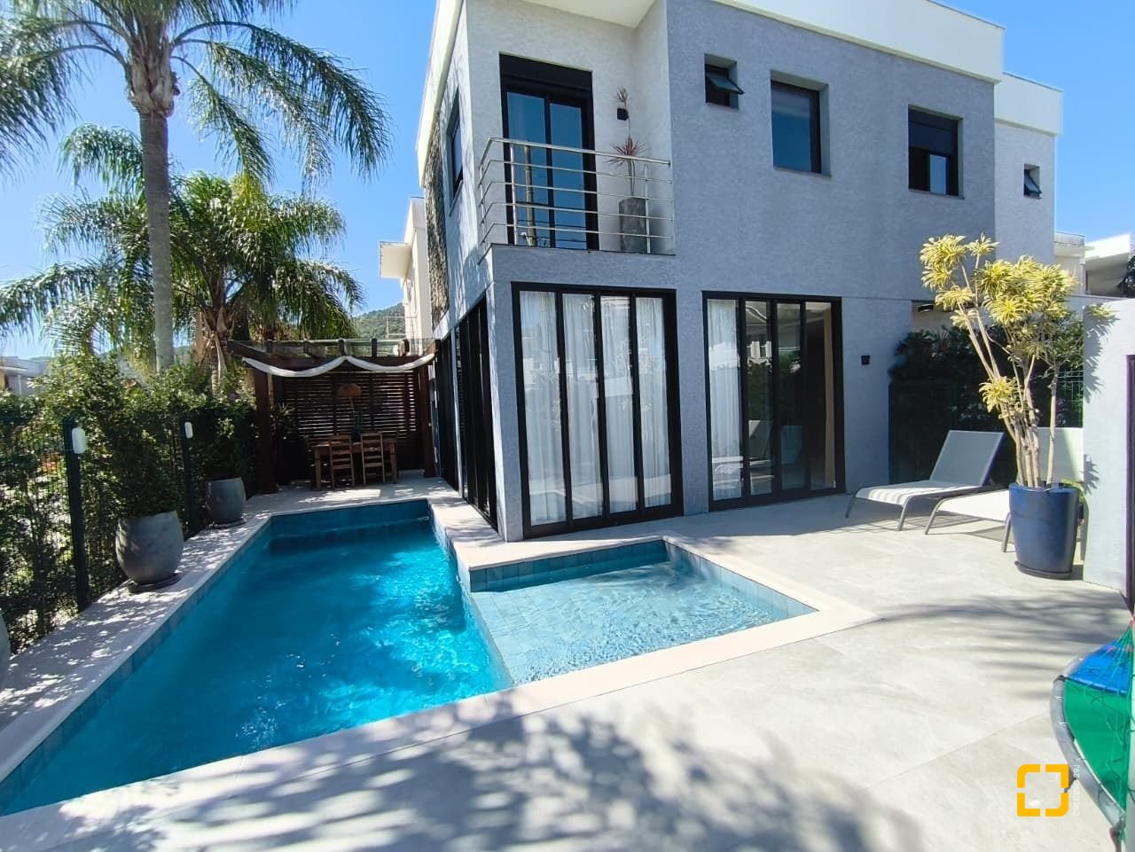 Casa com 200m², 6 quartos (sendo 3 suítes), 2 garagens, no bairro Cachoeira do Bom Jesus em Florianópolis