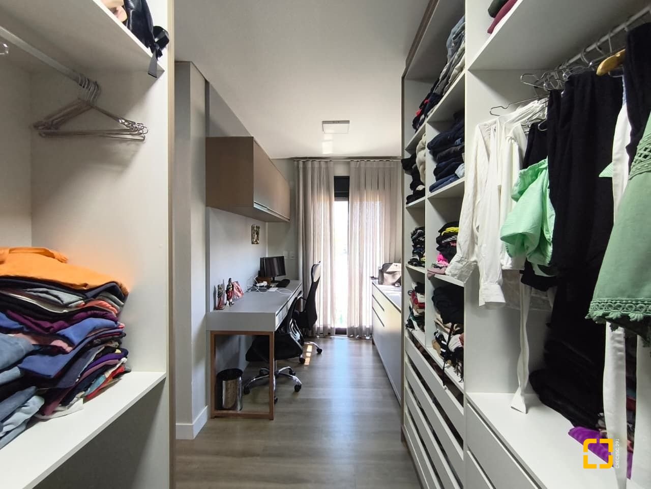 Casa com 200m², 6 quartos (sendo 3 suítes), 2 garagens, no bairro Cachoeira do Bom Jesus em Florianópolis