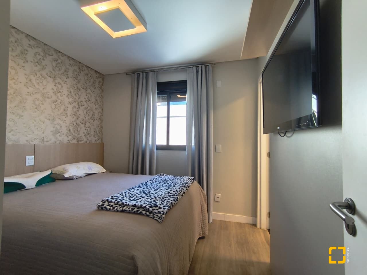 Casa com 200m², 6 quartos (sendo 3 suítes), 2 garagens, no bairro Cachoeira do Bom Jesus em Florianópolis
