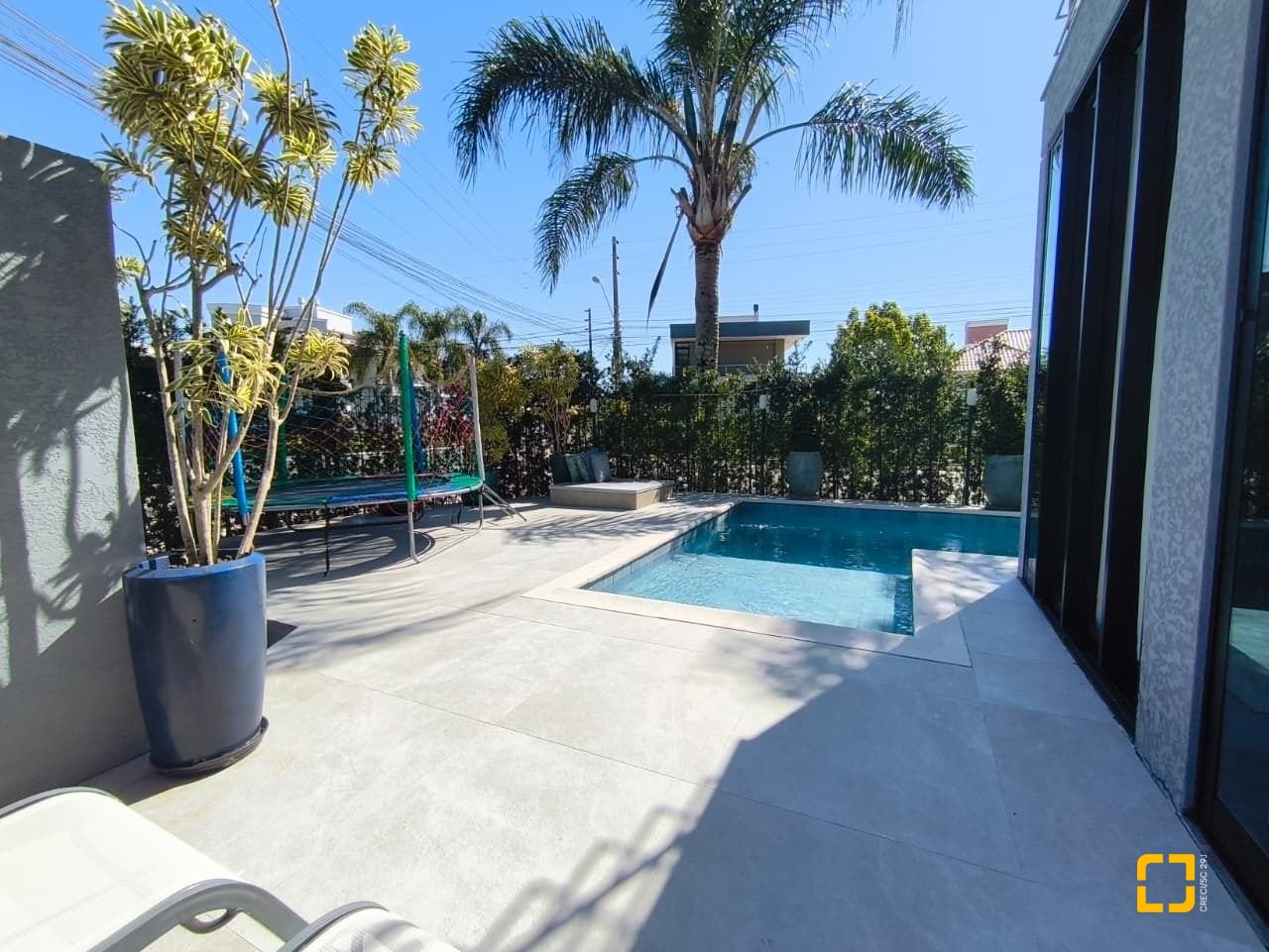 Casa com 200m², 6 quartos (sendo 3 suítes), 2 garagens, no bairro Cachoeira do Bom Jesus em Florianópolis