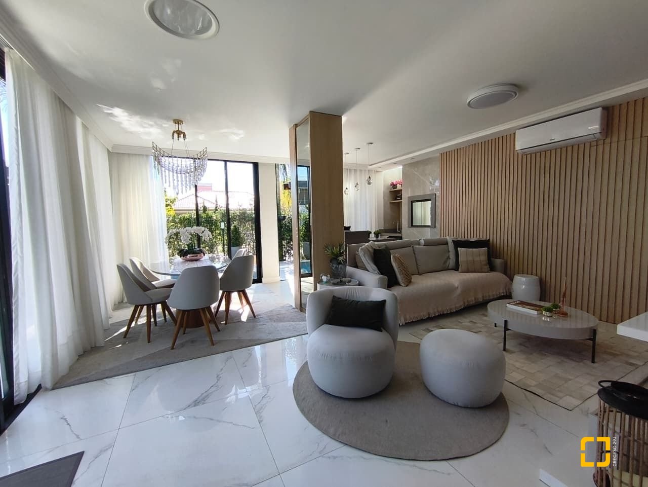 Casa com 200m², 6 quartos (sendo 3 suítes), 2 garagens, no bairro Cachoeira do Bom Jesus em Florianópolis