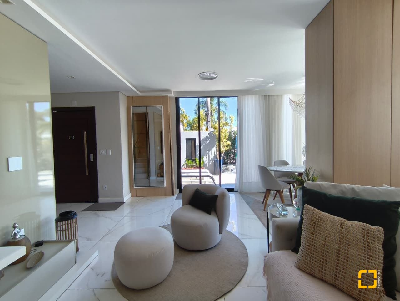 Casa com 200m², 6 quartos (sendo 3 suítes), 2 garagens, no bairro Cachoeira do Bom Jesus em Florianópolis