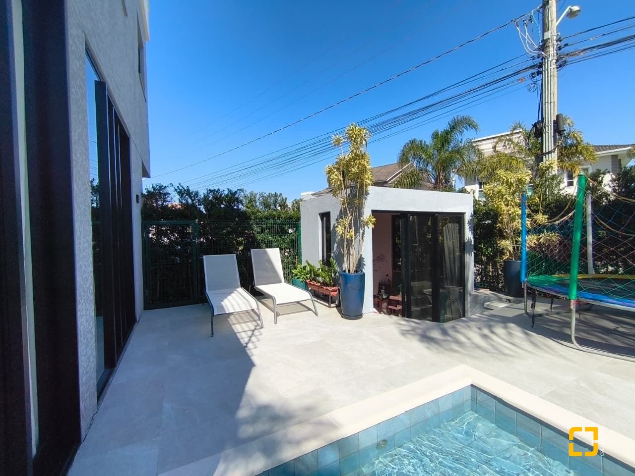 Casa com 200m², 6 quartos (sendo 3 suítes), 2 garagens, no bairro Cachoeira do Bom Jesus em Florianópolis