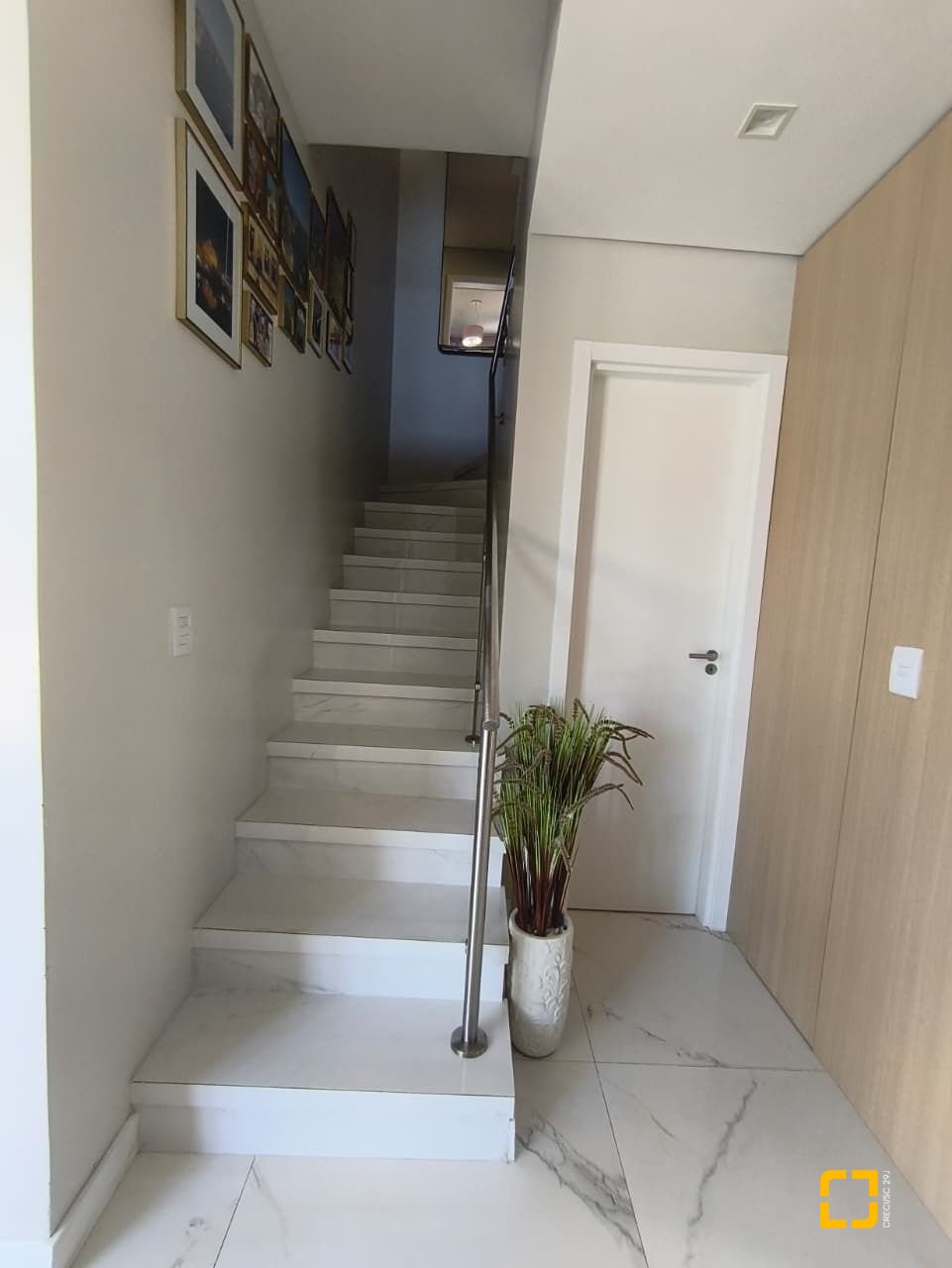 Casa com 200m², 6 quartos (sendo 3 suítes), 2 garagens, no bairro Cachoeira do Bom Jesus em Florianópolis