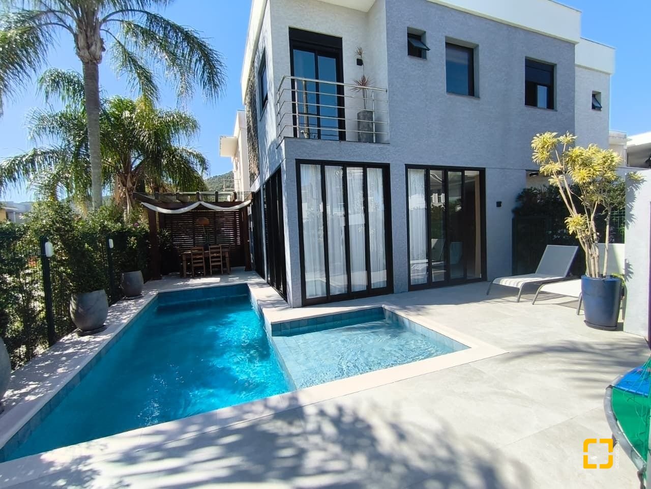 Casa com 200m², 6 quartos (sendo 3 suítes), 2 garagens, no bairro Cachoeira do Bom Jesus em Florianópolis